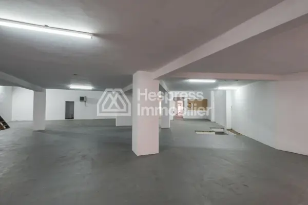 Local commercial 977 m² triangle d'or Max Mara
