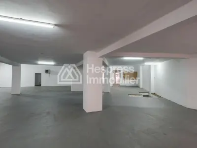 Local commercial 977 m² triangle d'or Max Mara