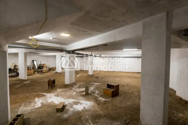 Local commercial 977 m² triangle d'or Max Mara