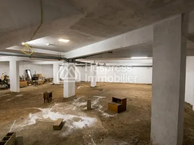 Local commercial 977 m² triangle d'or Max Mara