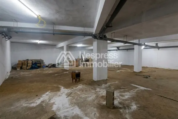 Local commercial 977 m² triangle d'or Max Mara