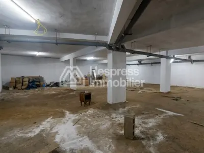 Local commercial 977 m² triangle d'or Max Mara