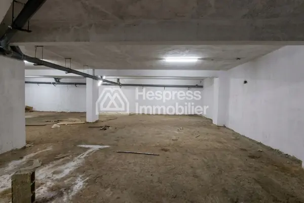 Local commercial 977 m² triangle d'or Max Mara