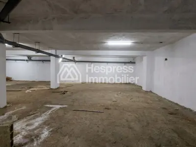 Local commercial 977 m² triangle d'or Max Mara