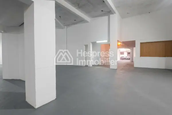 Local commercial 977 m² triangle d'or Max Mara