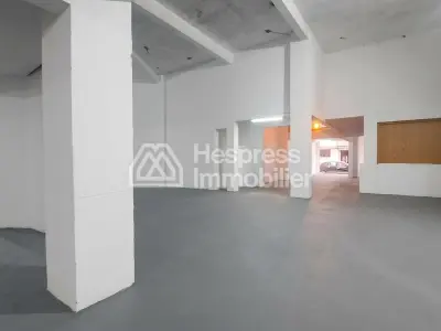 Local commercial 977 m² triangle d'or Max Mara