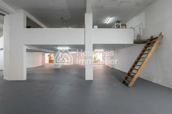 Local commercial 977 m² triangle d'or Max Mara