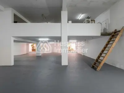 Local commercial 977 m² triangle d'or Max Mara