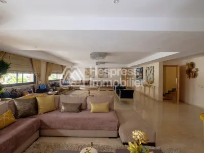 شقة بمساحة 374 متر مربع، 4 غرف نوم، بدون جيران يطلون عليها