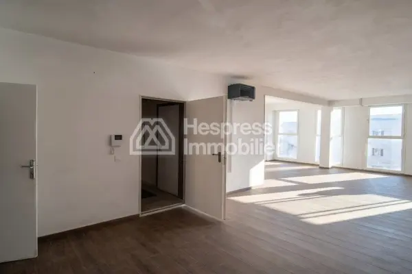 Bureau de 160 à 320 m² 3ème étage proche préfecture