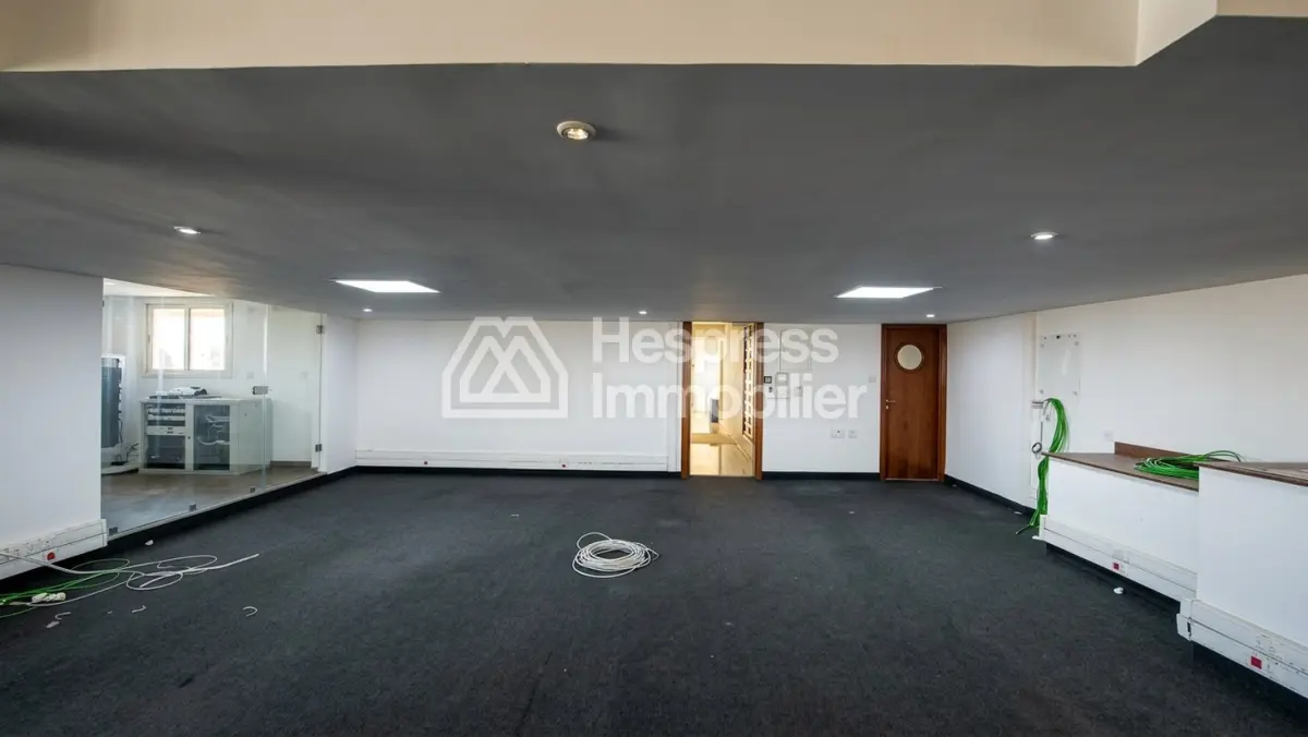 Office 170 m² with adjoining terrace, Zenith tram stop