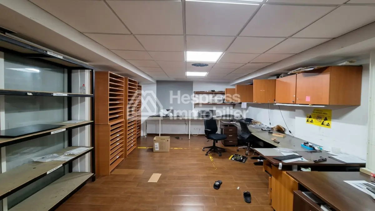 Local 369 m² double vitrine proche hôpitaux