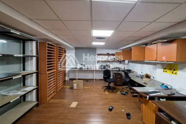 Premises of 369 m² with double storefront windows, close to hospitals