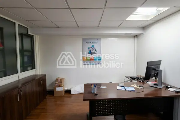 Premises of 369 m² with double storefront windows, close to hospitals