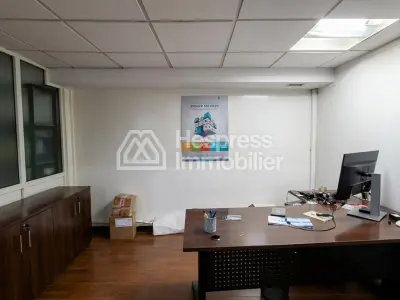 Local 369 m² double vitrine proche hôpitaux
