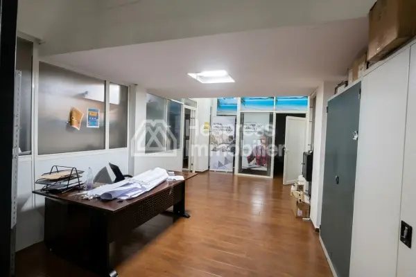 Premises of 369 m² with double storefront windows, close to hospitals