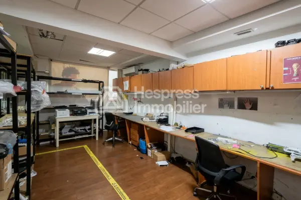 Premises of 369 m² with double storefront windows, close to hospitals