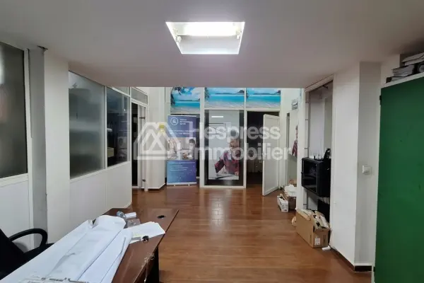 Premises of 369 m² with double storefront windows, close to hospitals