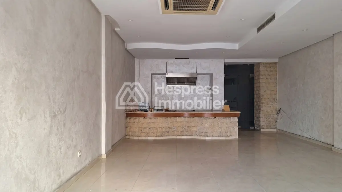 Local commercial 211 m² sur 2 mars avec sous pente