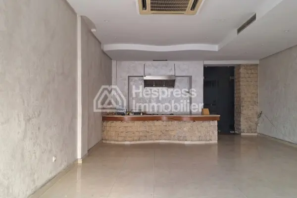 Commercial premises of 211 m² on 2 floors with sloping ceilings