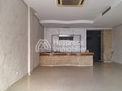Local commercial 211 m² sur 2 mars avec sous pente