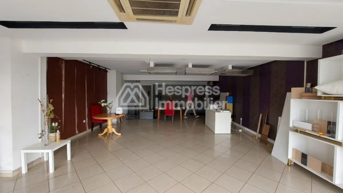 250 m² premises with a large shop window opposite CFC