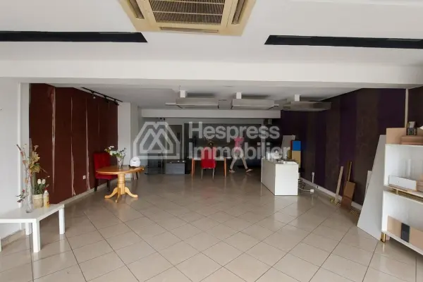 250 m² premises with a large shop window opposite CFC