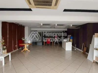 250 m² premises with a large shop window opposite CFC