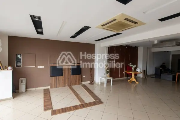250 m² premises with a large shop window opposite CFC