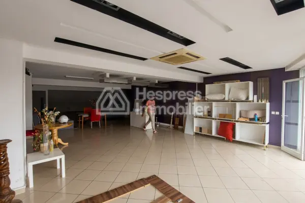 250 m² premises with a large shop window opposite CFC