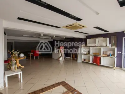 250 m² premises with a large shop window opposite CFC