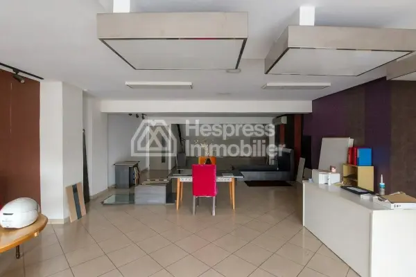 250 m² premises with a large shop window opposite CFC