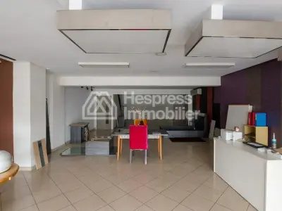 250 m² premises with a large shop window opposite CFC