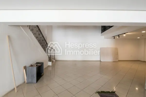 250 m² premises with a large shop window opposite CFC