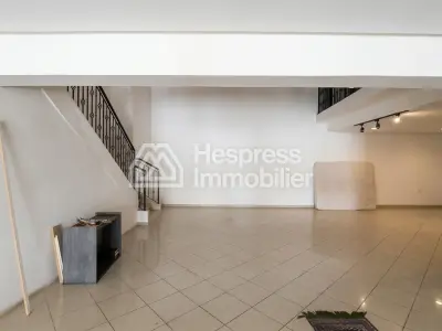 250 m² premises with a large shop window opposite CFC