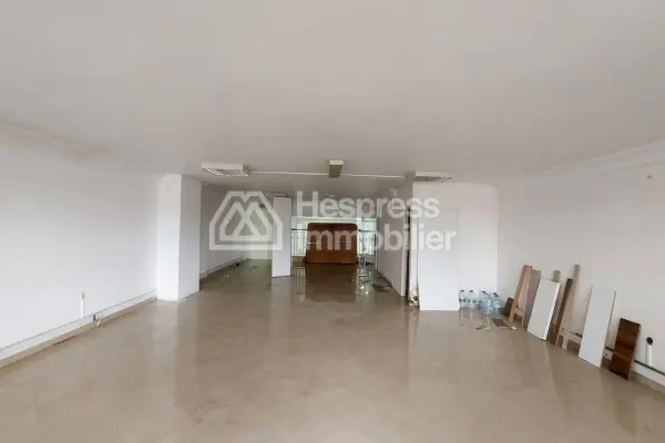 250 m² premises with a large shop window opposite CFC