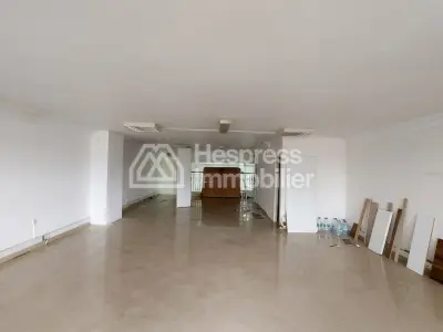 250 m² premises with a large shop window opposite CFC