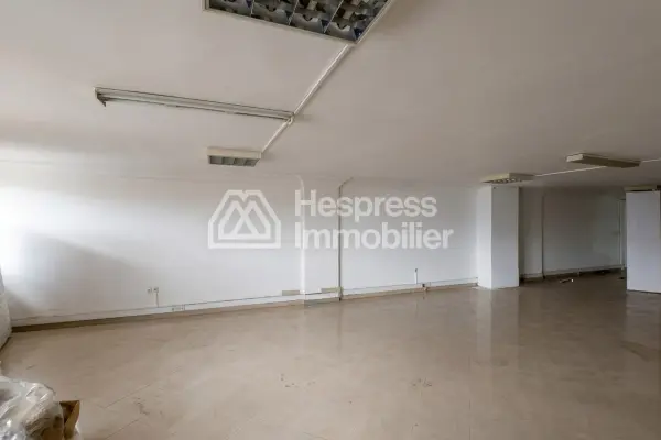 250 m² premises with a large shop window opposite CFC