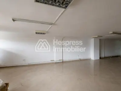 250 m² premises with a large shop window opposite CFC
