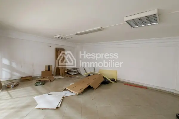 250 m² premises with a large shop window opposite CFC