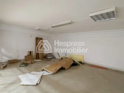 250 m² premises with a large shop window opposite CFC