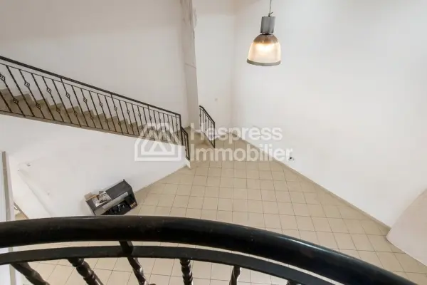 250 m² premises with a large shop window opposite CFC