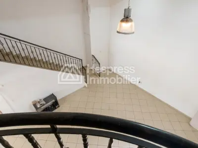 250 m² premises with a large shop window opposite CFC