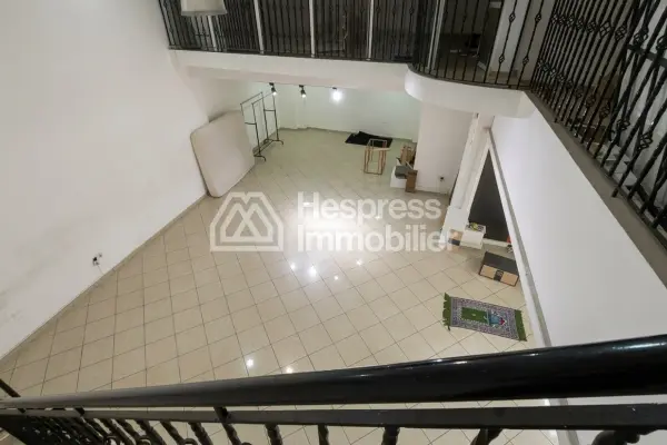 250 m² premises with a large shop window opposite CFC