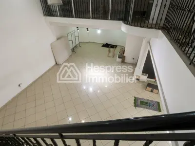 250 m² premises with a large shop window opposite CFC