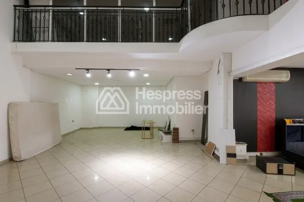 250 m² premises with a large shop window opposite CFC