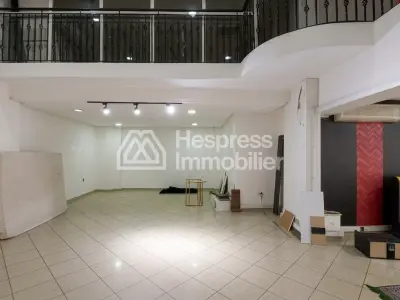 250 m² premises with a large shop window opposite CFC