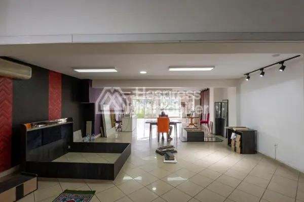 250 m² premises with a large shop window opposite CFC