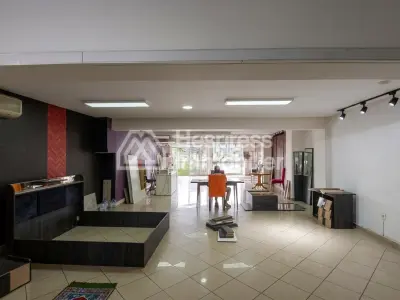 250 m² premises with a large shop window opposite CFC