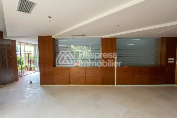 Office 235 m² Aïn Diab High standard